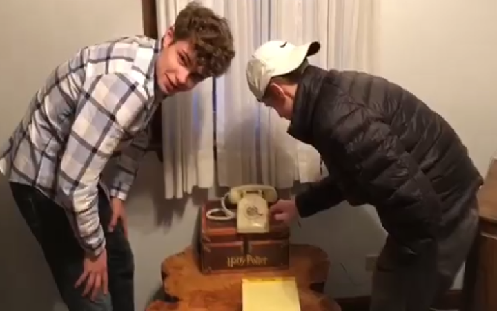 A Viral Video SHows Teens Can’t Figure Out How To Use Rotary Phone